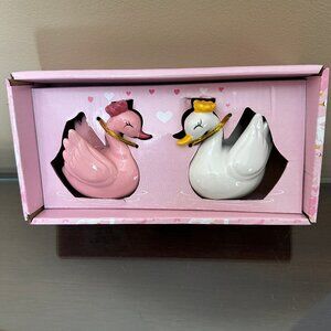 10 Strawberry Street Valentine Swans Ceramic Salt & Pepper Shaker Set NIB
